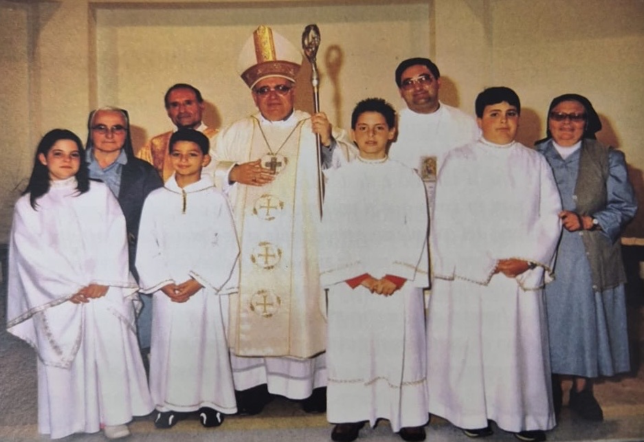 Chiesa Madonna della Salute, Amendolara Marina. Il Vescovo S.E. Mons. Domenico Graziani insieme al Parroco Don Saverio Viola, al Diacono Don Vincenzo Gentile, alle suore canossiane e ai ragazzi.